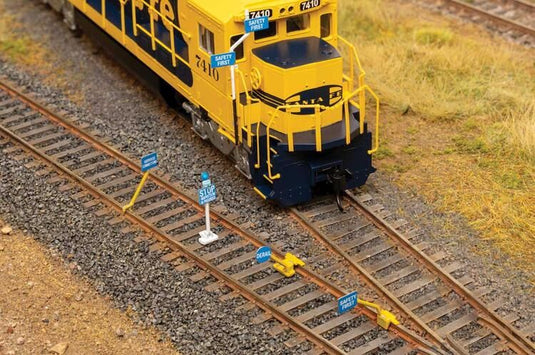 Walthers Cornerstone HO Blue Flags - Kit pkg(50)