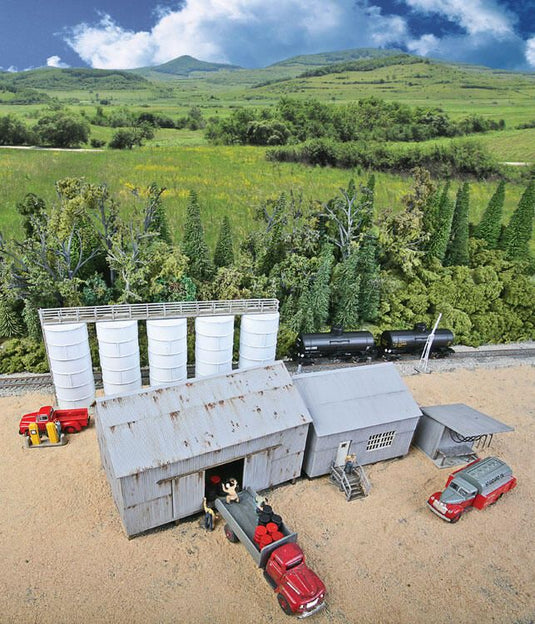 Walthers Cornerstone HO Trackside Oil Dealer w/tanks - Kit