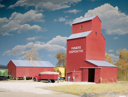 Walthers Cornerstone HO Farmers Cooperative Rural Grain Elevator - Kit