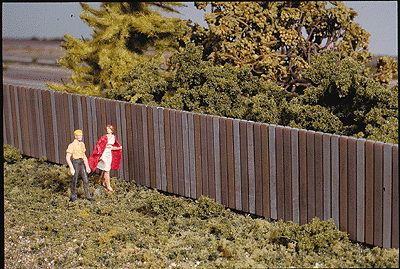 Walthers Cornerstone Wood Fence - Kit -- 15  37.5cm Sections - Total Length: 45  113cm - Height: 1  2.5cm pkg(3)