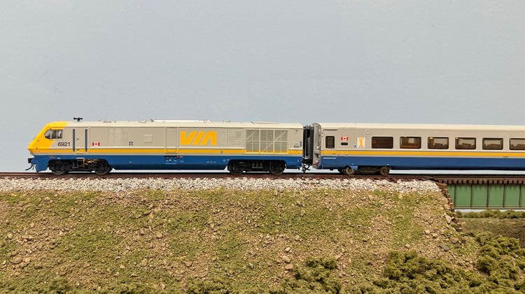 Rapido HO – Locomotives, voitures et ensembles LRC