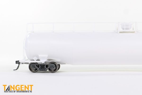 Chargez l'image dans la visionneuse de la galerie, Tangent Scale Models HO Wagon-citerne NACC 1963-Design 30,000 Gallon double paroi GPL/AA - Non décoré - Blanc
