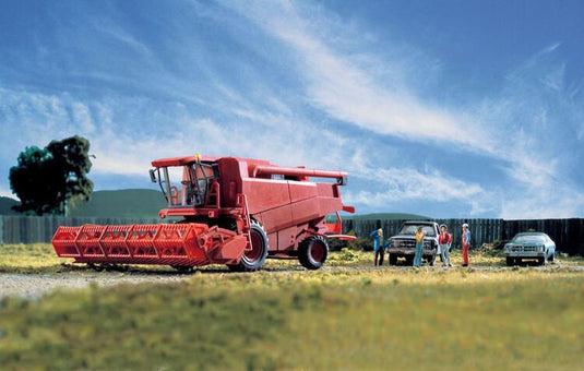 Walthers SceneMaster HO Farm Combine - Kit - Includes Grain & Corn Heads