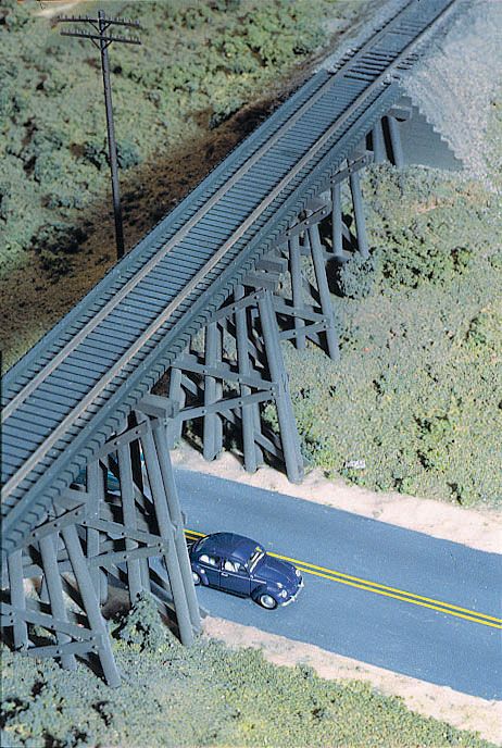 Walthers Cornerstone HO Wood Trestle w/Steel Deck Girder - Kit